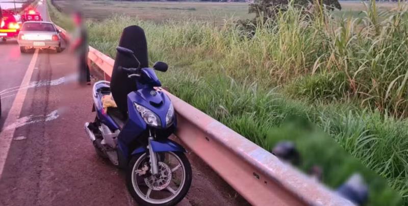 Condutora morre após pneu furar e moto bater contra mureta na MGC-491, entre Areado e Alterosa 