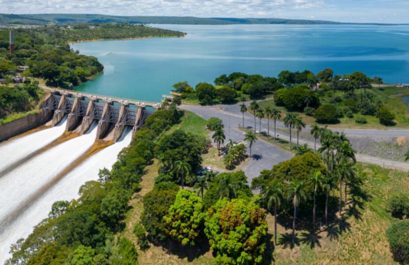 Em períodos de chuvas intensas, a Cemig alerta a população sobre os dois tipos de reservatórios de suas usinas