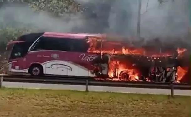 Ônibus de Passos que retornava de Aparecida pega fogo na rodovia D. Pedro I