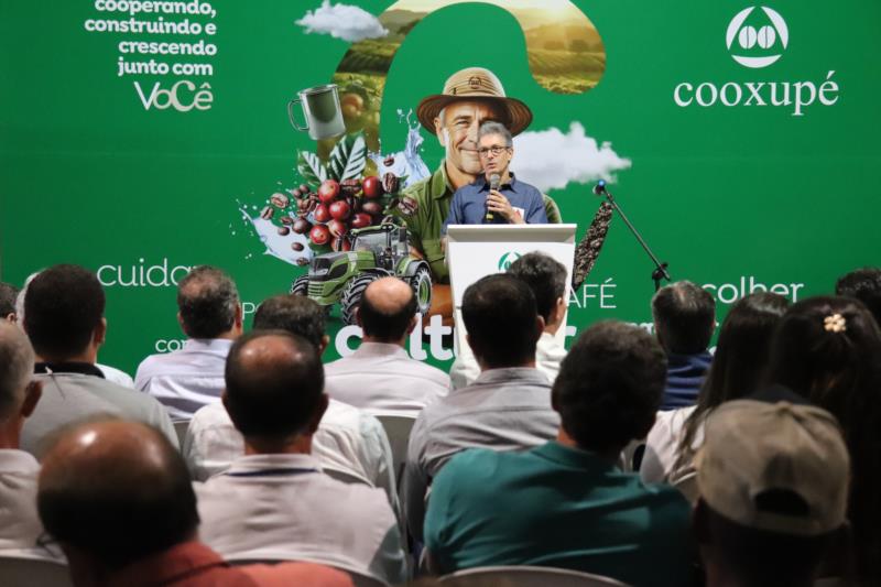  Governador de Minas Gerais enaltece trabalho dos cafeicultores em visita à Cooxupé