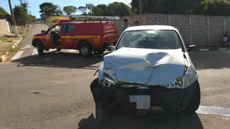 Acidente envolvendo dois carros no Portal dos Nobres deixa pessoas feridas em Guaxupé