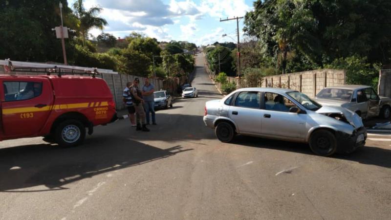 Acidente envolvendo dois carros no Portal dos Nobres deixa pessoas feridas em Guaxupé