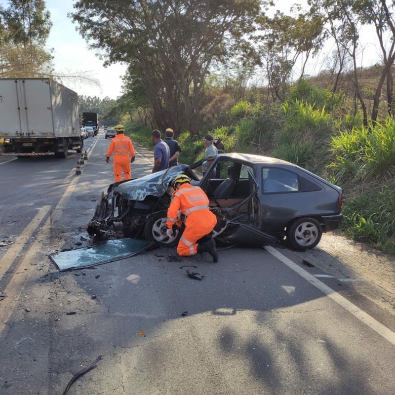 Carro e caminhão batem na BR-491