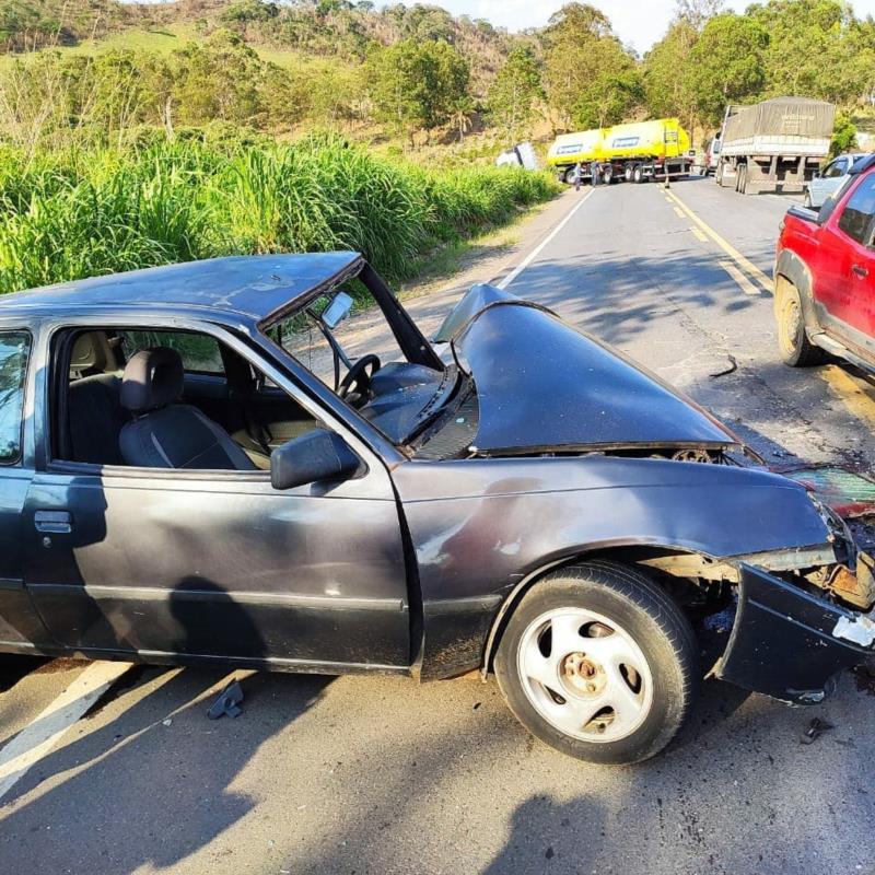 Carro e caminhão batem na BR-491