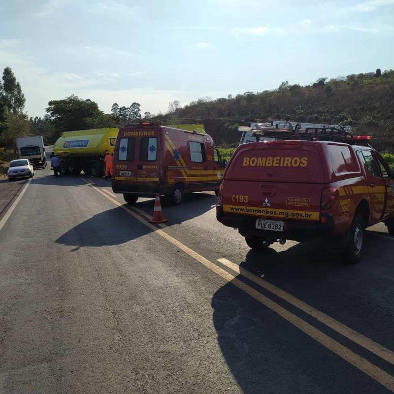 Carro e caminhão batem na BR-491