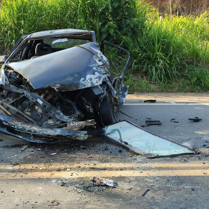 Carro e caminhão batem na BR-491