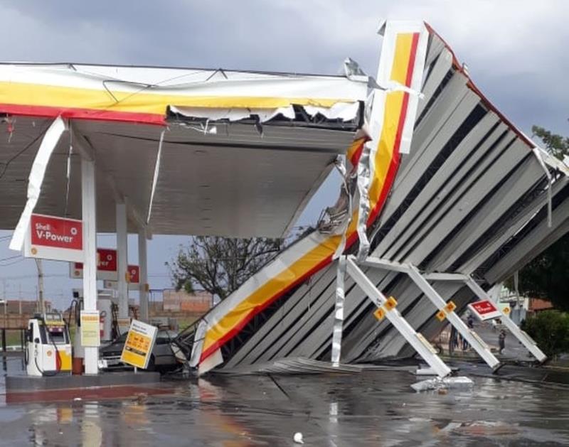 Chuva arranca telhado de posto e causa mais estragos no Sul de Minas