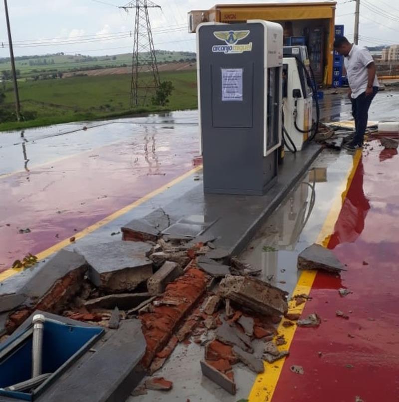 Chuva arranca telhado de posto e causa mais estragos no Sul de Minas