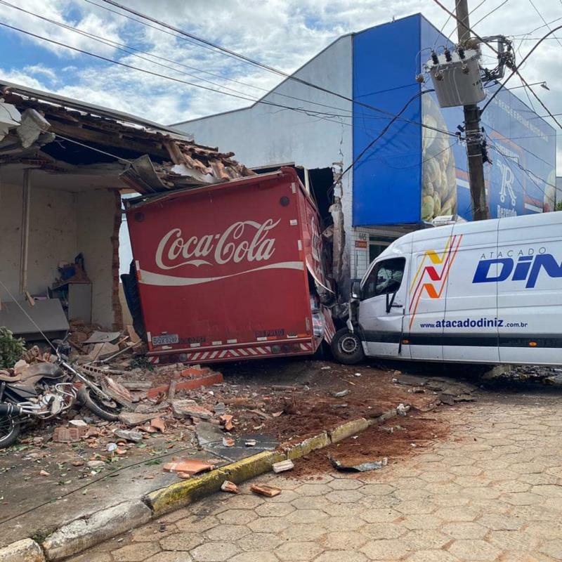 Em Juruaia, caminhão sem freios invade Supermercado e deixa feridos