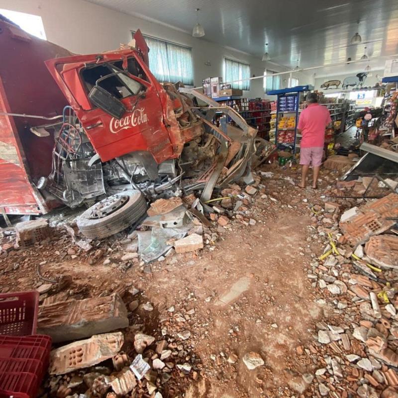 Em Juruaia, caminhão sem freios invade Supermercado e deixa feridos