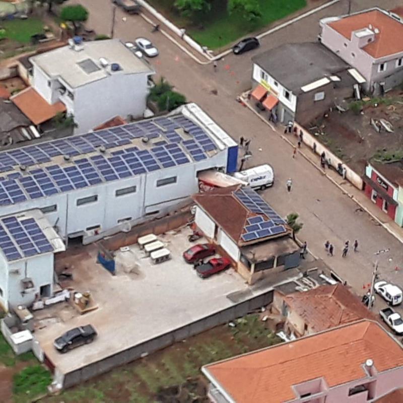 Em Juruaia, caminhão sem freios invade Supermercado e deixa feridos