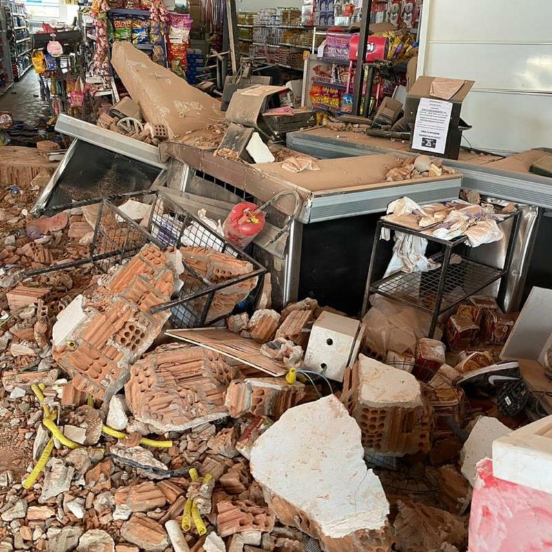 Em Juruaia, caminhão sem freios invade Supermercado e deixa feridos