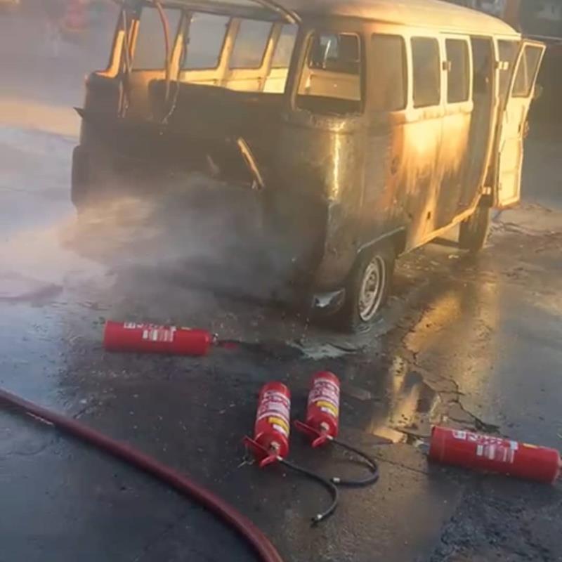 Em Guaxupé, Bombeiros combateram incêndio em Kombi no Posto Maga