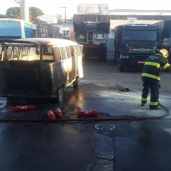 Em Guaxupé, Bombeiros combateram incêndio em Kombi no Posto Maga