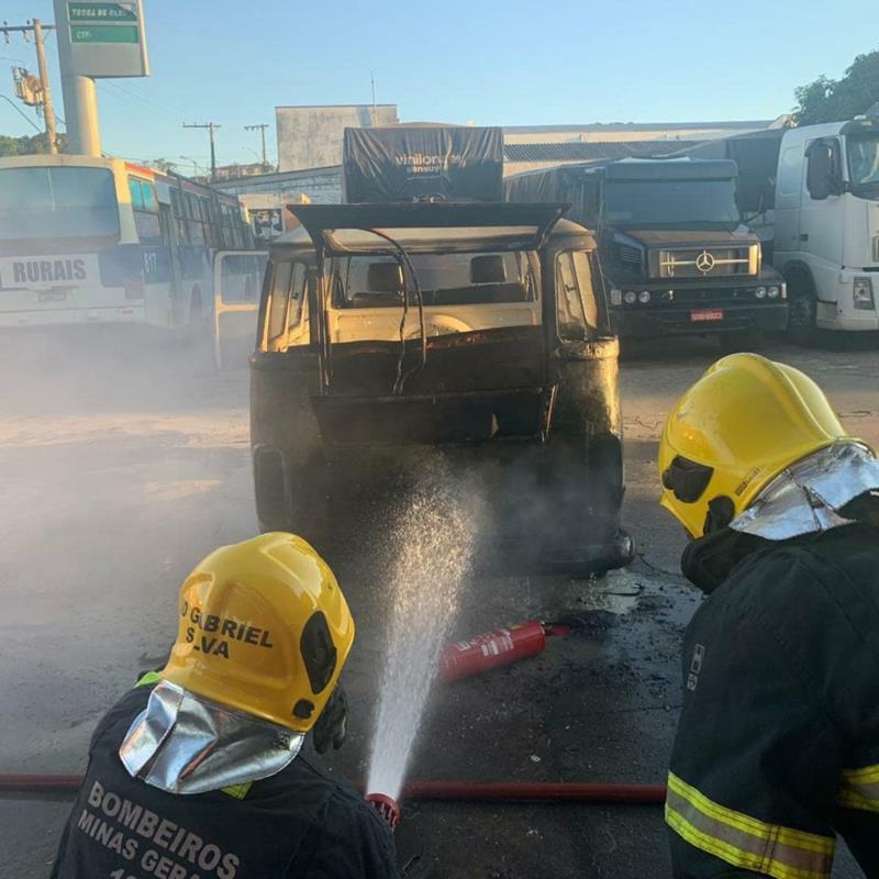 Em Guaxupé, Bombeiros combateram incêndio em Kombi no Posto Maga