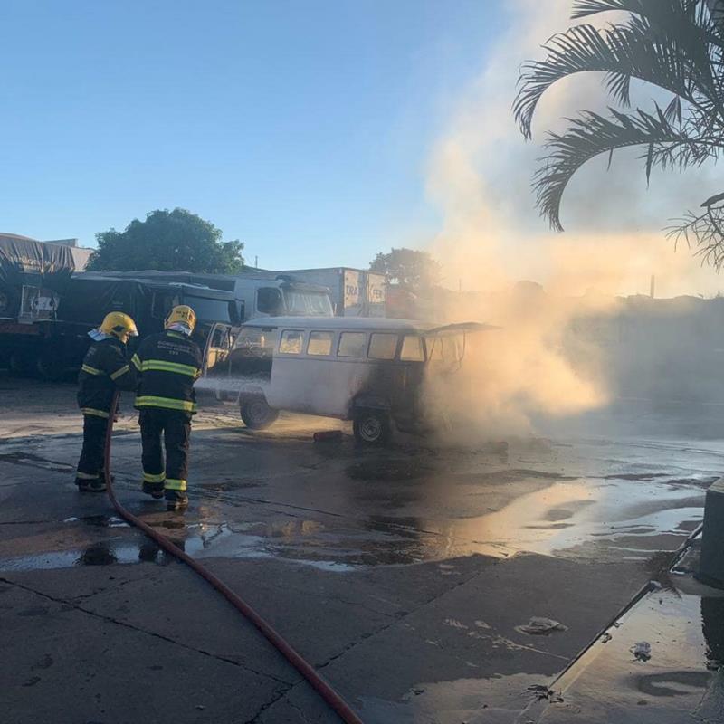 Em Guaxupé, Bombeiros combateram incêndio em Kombi no Posto Maga