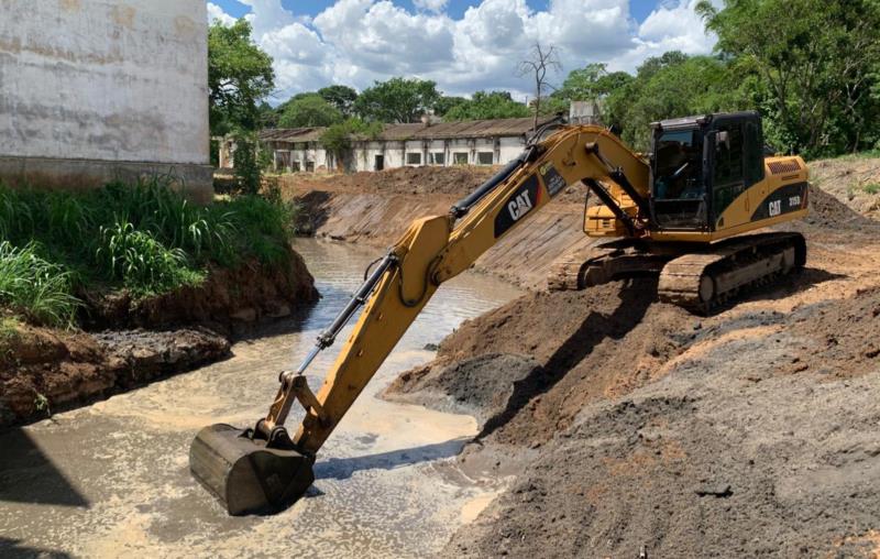 Prefeitura faz limpeza de calha de rio para evitar enchentes em Guaxupé