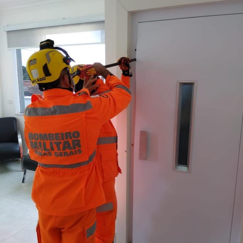 Em Guaxupé, bombeiros resgatam duas pessoas presas em elevador